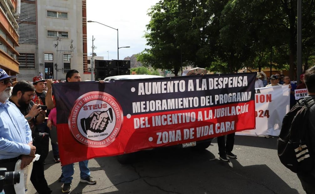Marchan sindicatos de la Universidad de Sonora; exigen solución a revisiones laboral y salarial.
Foto: Especial.
