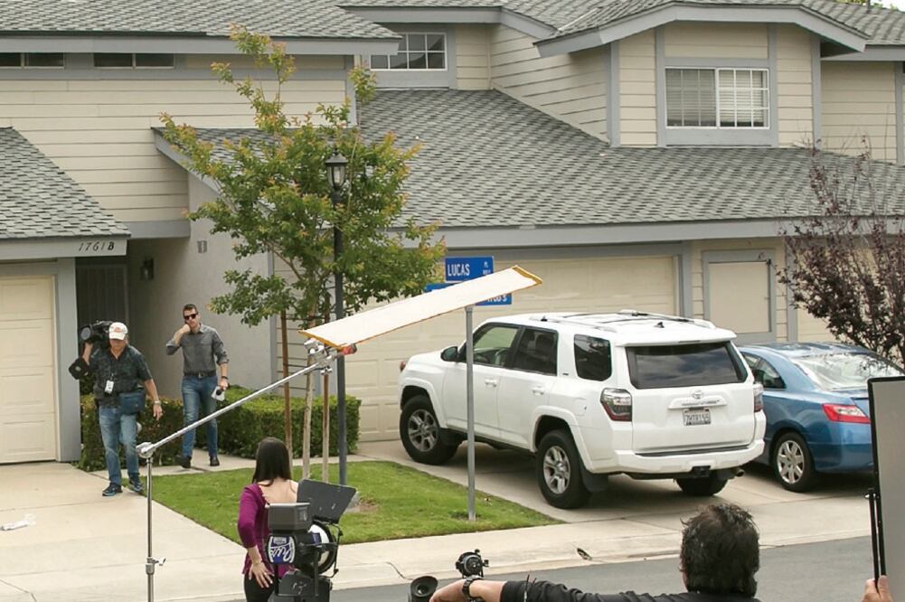 Medios de comunicación afuera de la casa de Syed Raheel Farook, hermano mayor del atacante de San Bernardino, y quien fue arrestado ayer en Corona, California (DAMIAN DOVARGANES. AP)