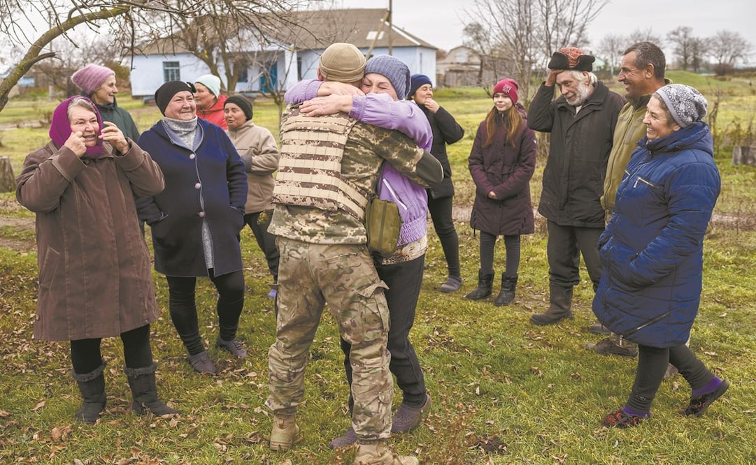 En la aldea de Vavylove, un militar ucraniano abraza a su madre por primera vez desde que las tropas rusas se retiraron de Khersón. Foto: Bernat Armangue / AP 