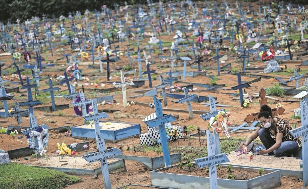 Una mujer en un área destinada a las víctimas del Covid-19 en el cementerio de Nuestra Señora Aparecida, en Manaos, Brasil. Miles de personas acudieron a visitar a sus muertos. Foto: Raphael Alves. EFE