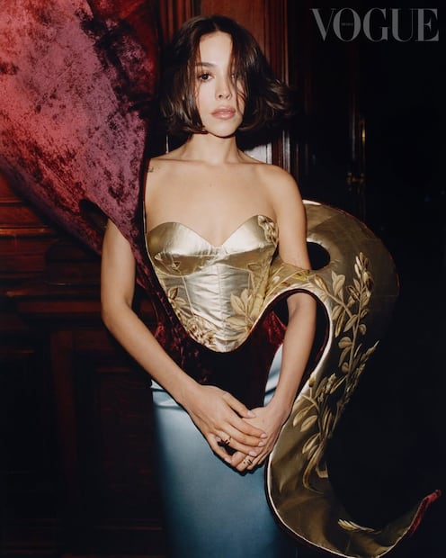 El dramatismo cobra forma en este diseño de Harris Reed, donde el volumen y la estructura convierten la silueta en un elemento visual dominante. Foto: Vogue mexico y Latinoamérica (Dan Martensen)