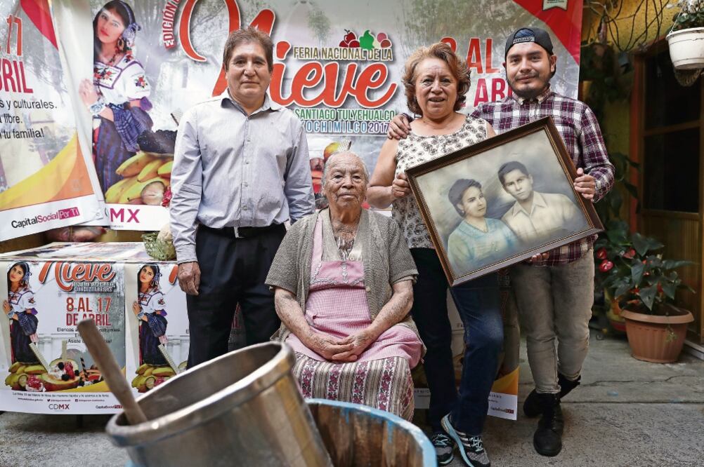 Desde hace 50 años, el negocio Los Güeros tiene un puesto en el centro de Tulyehualco; además, cada año participan en la Feria de la Nieve del pueblo. (ALEJANDRO ACOSTA)