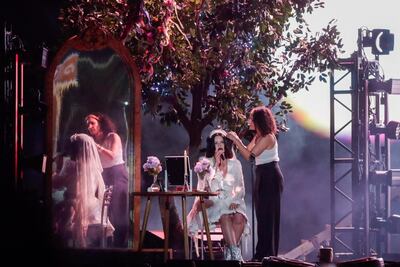 Lana del rey abre concierto entre flores y perlas blancas