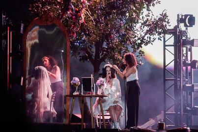 Lana del rey abre concierto entre flores y perlas blancas
