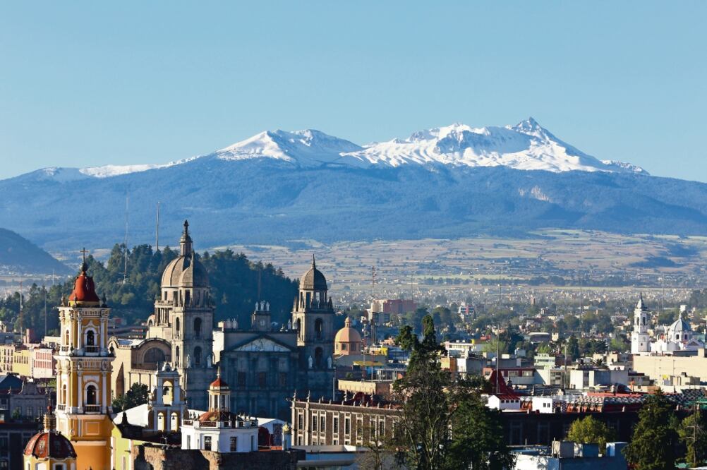 Aunque en estos días se redujo la caída de nieve en el Nevado de Toluca o Xinantécatl, el espectáculo en la parte alta del coloso es “espectacular” bañado de blanco, opinan los visitantes. (JORGE ALVARADO. El Universal)
