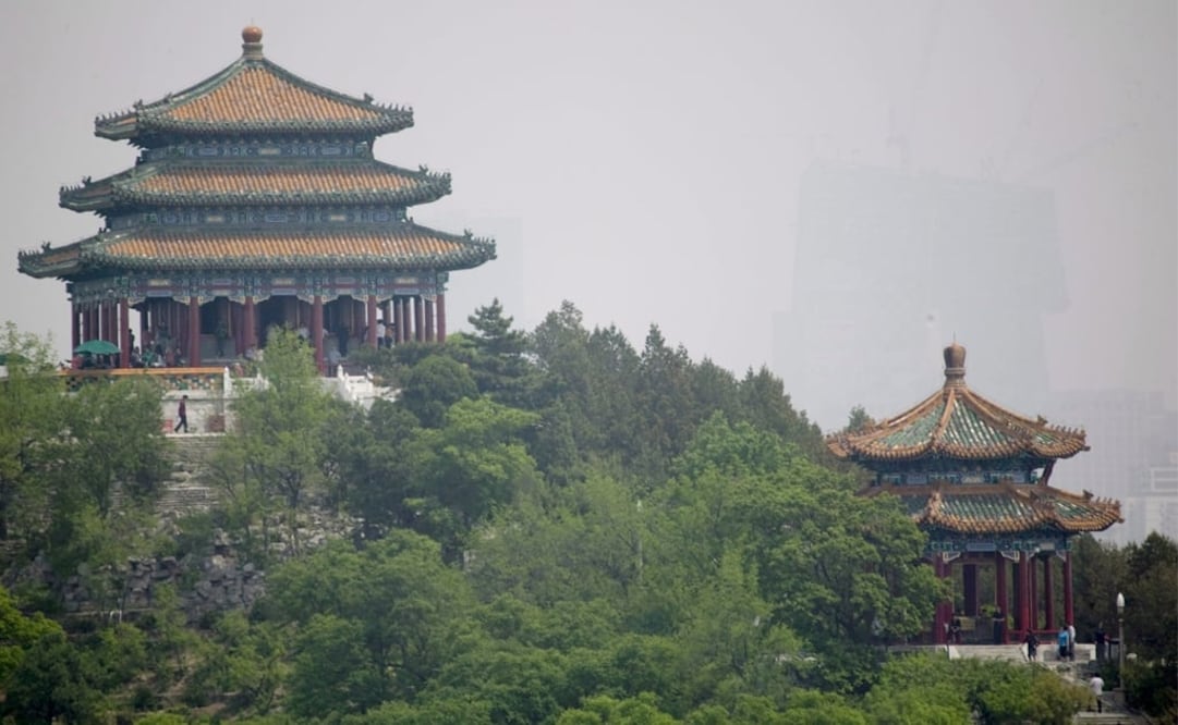 El tejado del edificio imperial cubierto con las exclusivas tejas amarillas en la colina Jingshan sobre la Ciudad Prohibida. Foto: EFE/Adrian Bradshaw, archivp