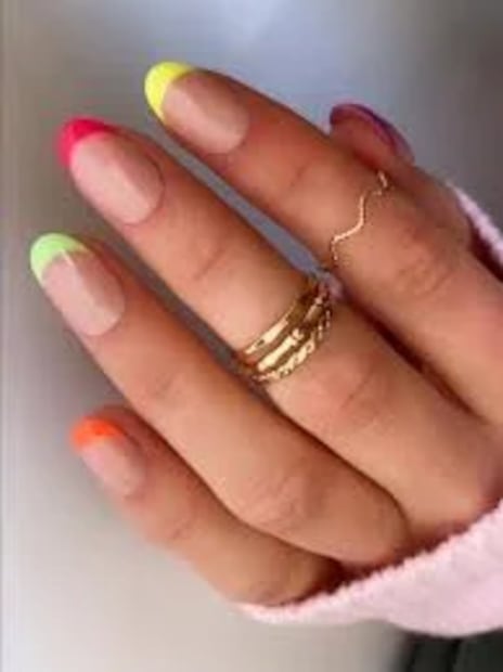 Uñas french de colores. Foto: Etsy
