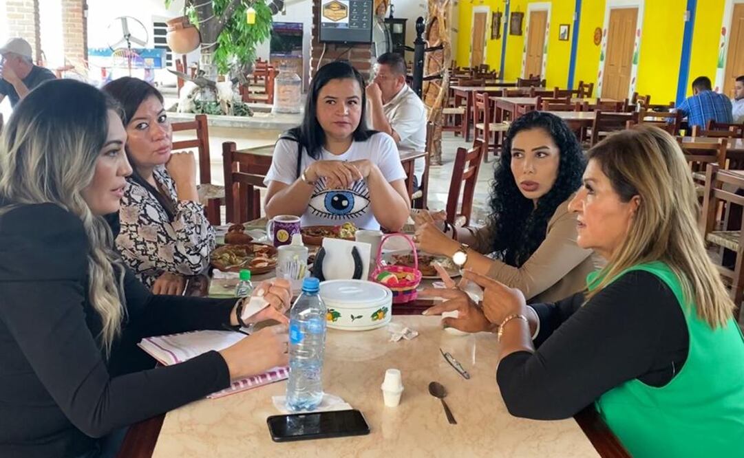 Karen Ivette Serino Sainz, se reunió con autoridades municipales para resolver sus denuncias / Foto: Especial