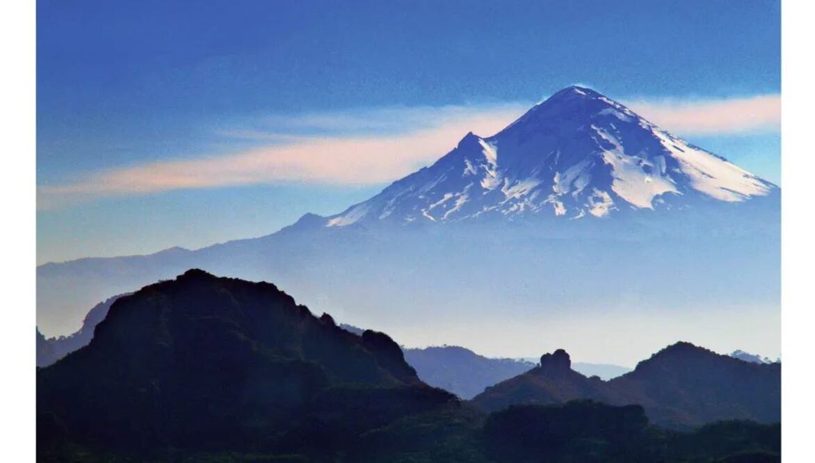 Foto de volcán incluida en el libro Popocatépetl-Iztaccíhuatl. Montañas sagradas de Rafael Doníz.