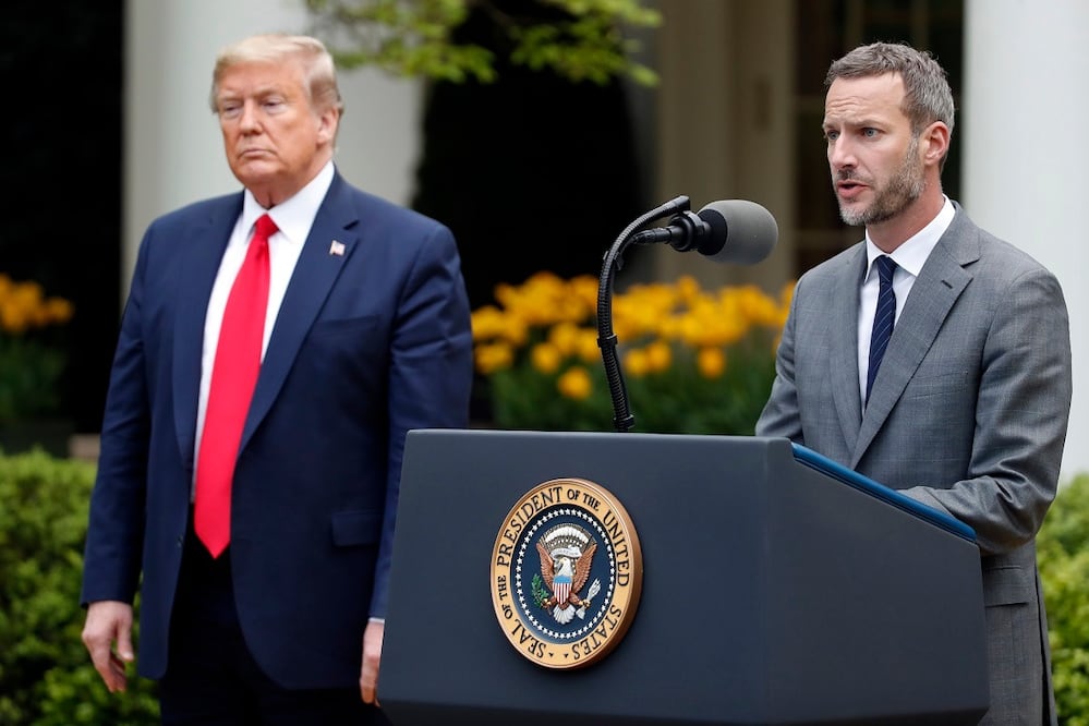 Donald Trump con Adam Boehler. FOTO: AP
