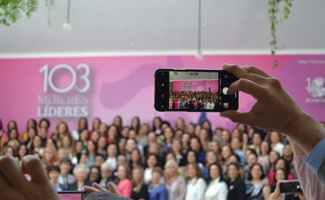 Politicians, engineers, and busineswomen pose to have their picture taken - Photo: David Morales/EL UNIVERSAL in English
