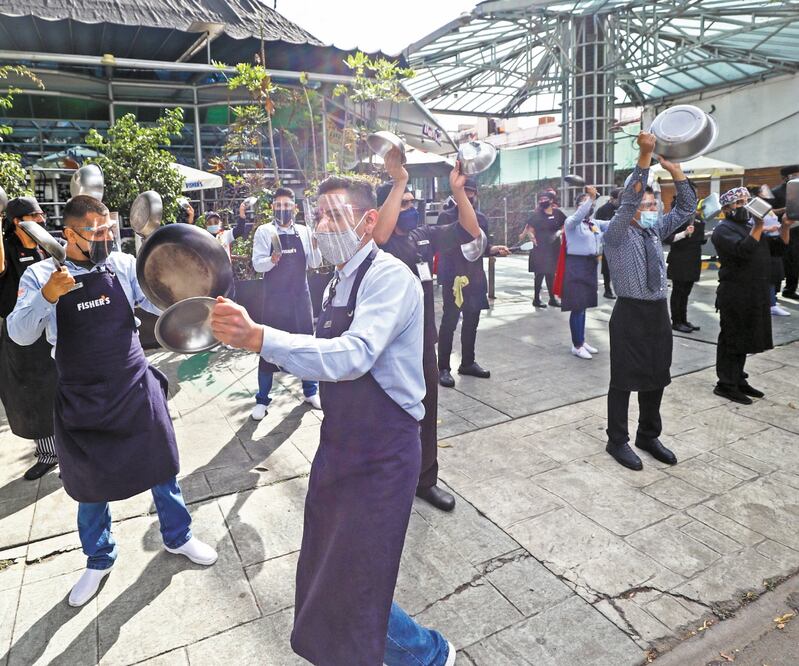 Protestas de empleados de restaurantes, uno de los sectores más afectados por el semáforo rojo por la pandemia. Foto: DIEGO SIMÓN. EL UNIVERSAL