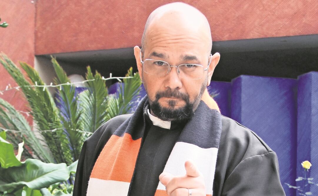 Óscar ha adaptado textos como El fantasma en el espejo y La Dalia Negra. 