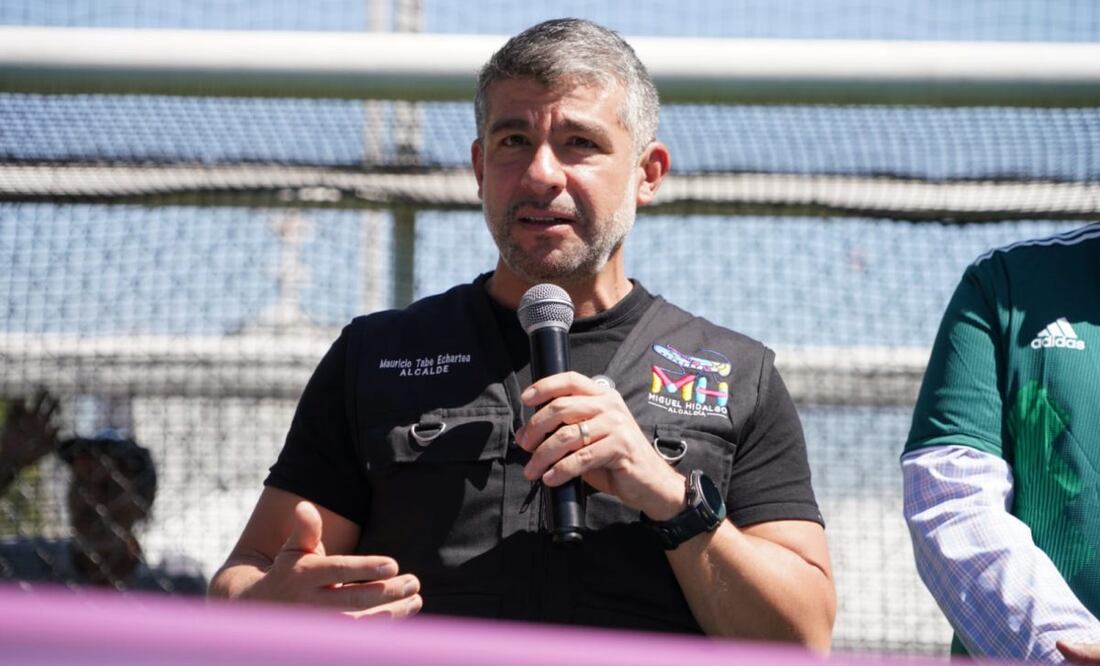 Mauricio Tabe entrega nuevas canchas de fútbol en la alcaldía Miguel Hidalgo.
Foto: Especial.