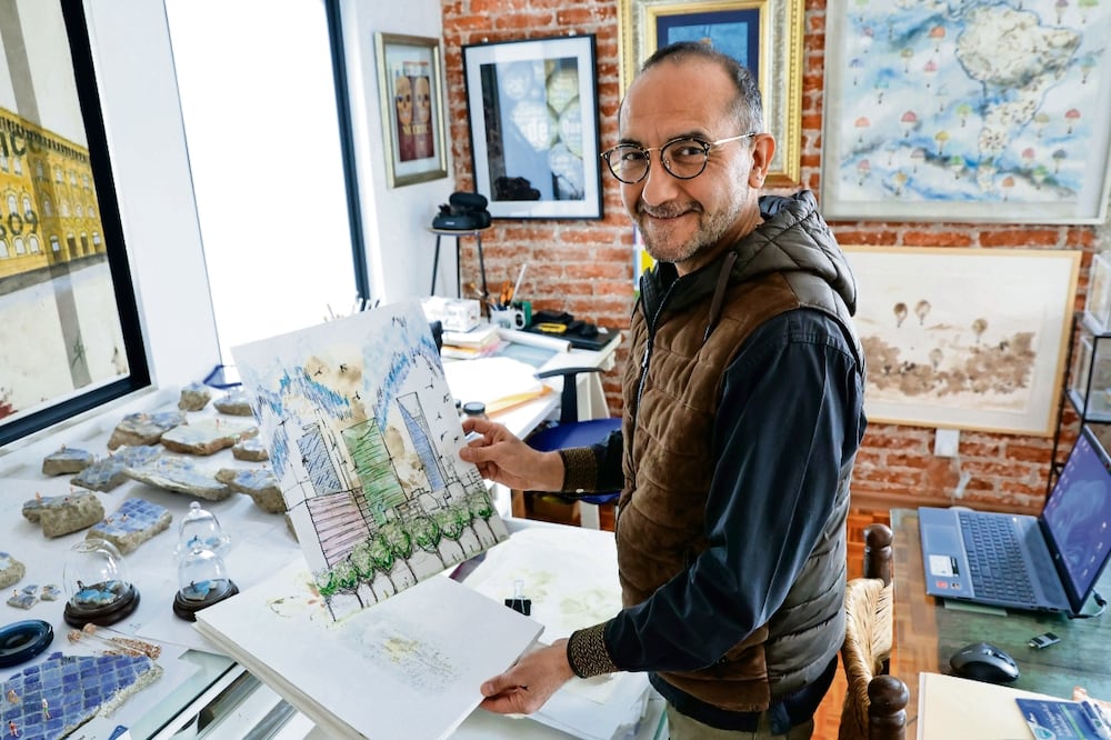 En su estudio, el artista muestra algunas obras realizadas con pigmentos de flores. Foto: Fernanda Rojas / EL UNIVERSAL