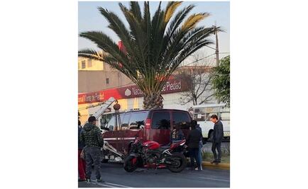 Mueren dos mujeres tras chocar su moto en Neza
