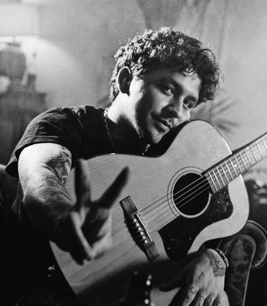 Christian Nodal prometió a una fan que le pagaría una cirugía y luego desapareció