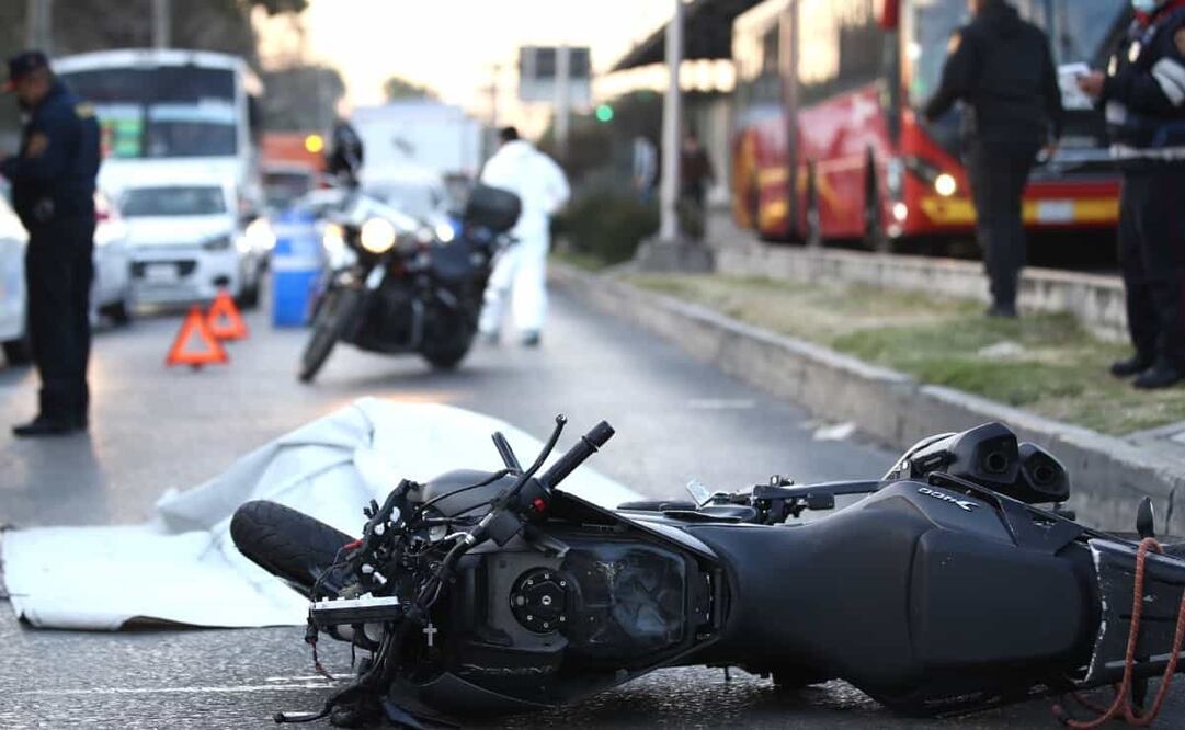 El chofer de la pesada unidad no se detuvo tras atropellar al biker y siguió de frente con la moto atorada entre los ejes Foto: El Gráfico