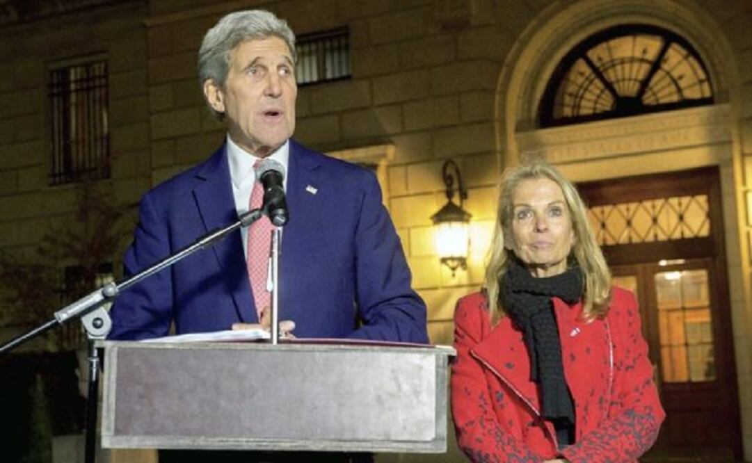 In front of the U.S. Embassy in Paris, Kerry said: “Ultimately, we will defeat Daesh and all who share their despicable ideology, and we are on the course to do so." (Photo: EFE) 