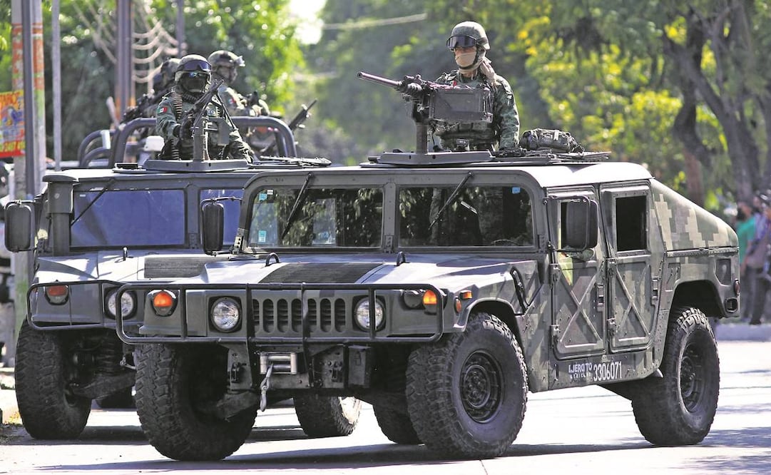 La Marina, el Ejército y la Guardia Nacional implementaron ayer un operativo por tierra y aire en la colonia Jardines Alcalde, en la zona centro de Guadalajara. Foto: AP.