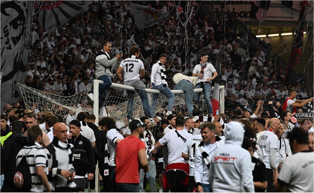 VIDEO: Aficionados del Frankfurt invaden la cancha para festejar el pase a la final de la Europa League / FOTO: AFP