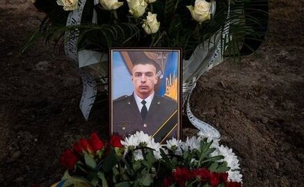 “Vi cómo enterraban a mi mejor amigo lejos de su hogar”: el solitario funeral de un joven soldado ucraniano