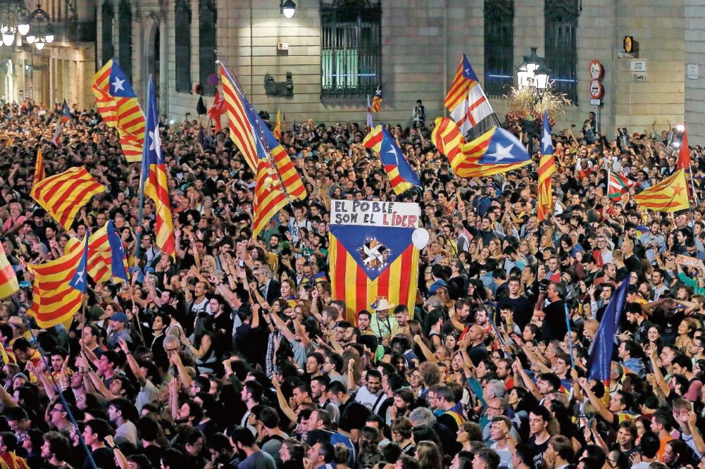 Después de la proclamación de la independencia de Catauña realizada el viernes , los ciudadanos de la región se manifestaron a favor de la decisicón con banderas y carteles. (PAU BARRENA. AFP)
