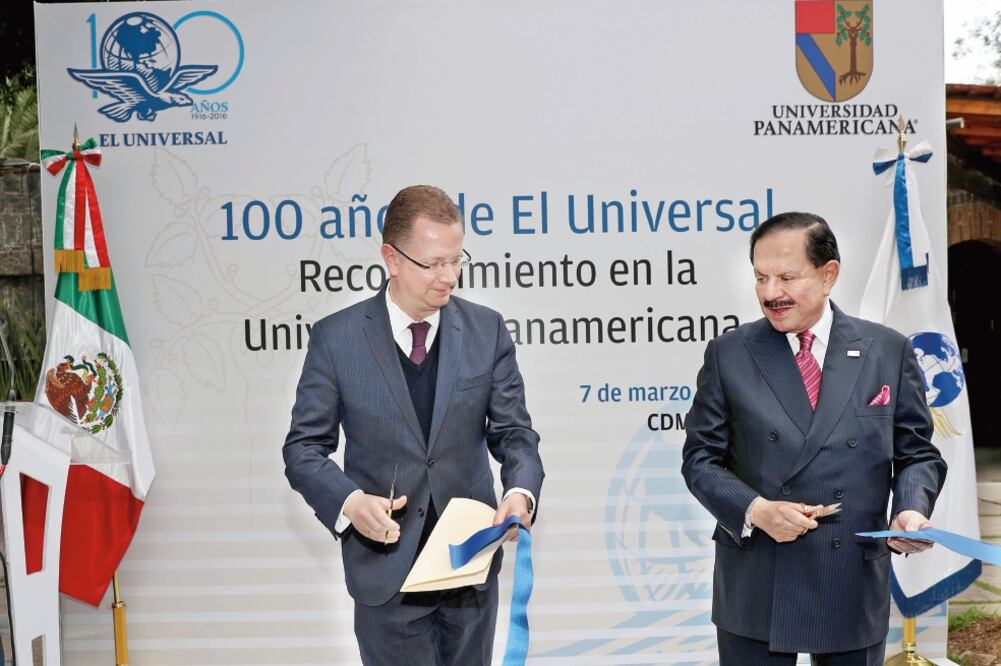 El rector General de la Universidad Panamericana, José Antonio Lozano Díez, y el Licenciado Juan Francisco Ealy Ortiz inauguraron la exposición fotográfica alusiva a los 100 años de vida de El Gran Diario de México (VALENTE ROSAS. EL UNIVERSAL)