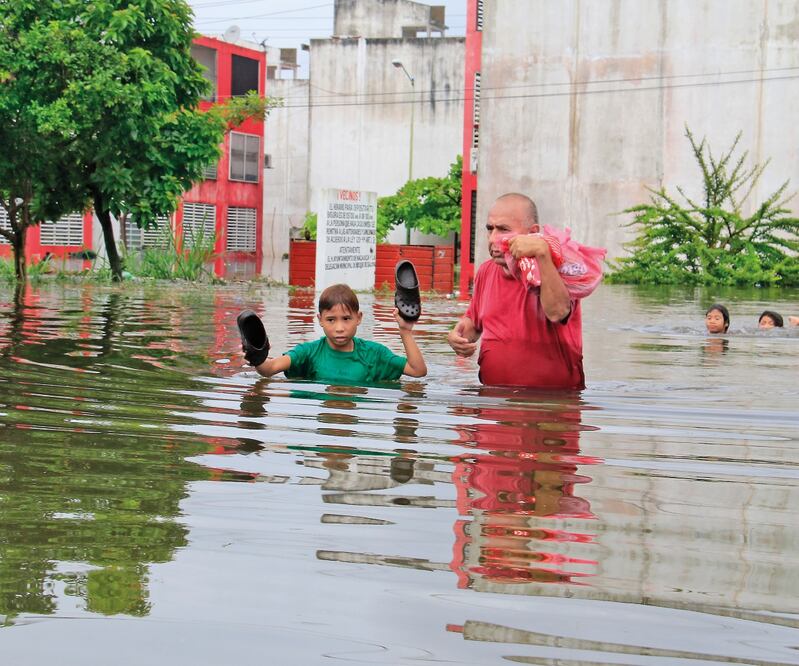 Pobladores solicitan a las autoridades cayucos o lanchas para salir de sus viviendas inundadas y acudir a un refugio. Foto: LUMA LÓPEZ. EL UNIVERSAL