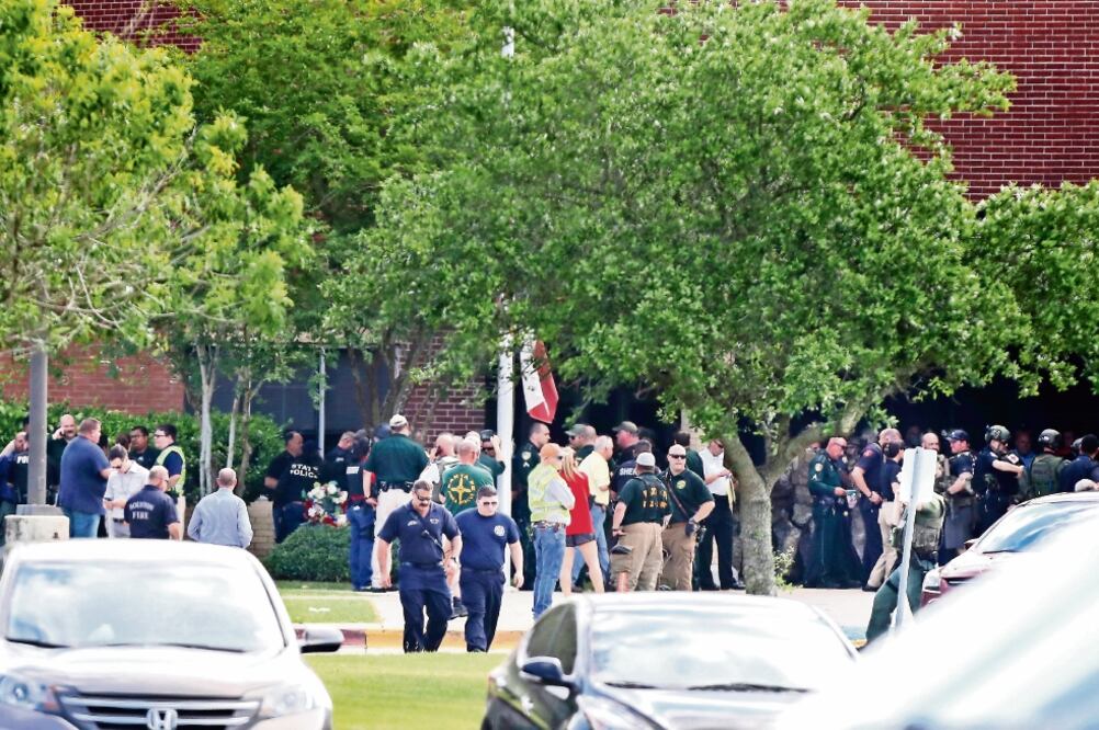 Oficiales respondieron al tiroteo de ayer en la secundaria de Santa Fe, en Texas. La policía pidió a la comunidad estar atenta ante los paquetes sospechosos localizados en y los alrededores de la escuela. STEVE GONZALE. AP 