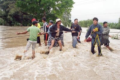 Entregan ayuda en Chiapas y Tabasco, tras crecida de ríos