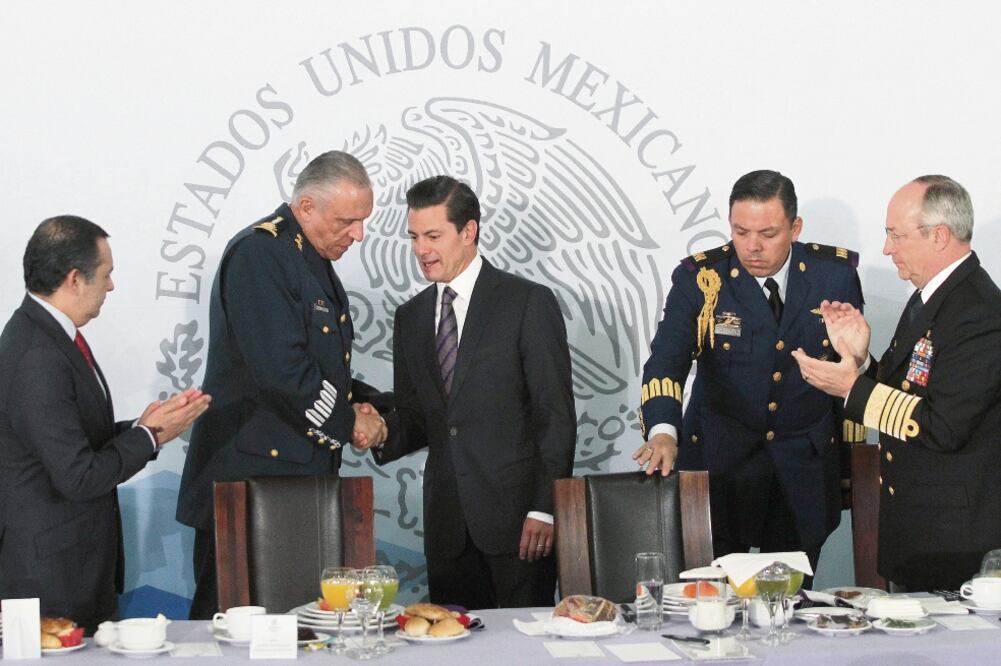 Los titulares de la Sedena, Salvador Cienfuegos (segundo de izq. a der), y de la Semar, Vidal Francisco Soberón (quinto de izq. a der.), acompañaron al presidente Enrique Peña Nieto en la celebación del 103 aniversario de la Fuerza Aérea. (CARLOS MEJÍA)