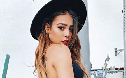 Danna Paola muestra sus piernas con mini short
