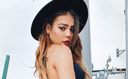 Danna Paola muestra sus piernas con mini short