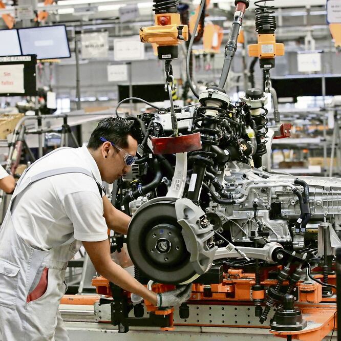 Al quinto año de la entrada en vigor del nuevo acuerdo entre México, EU y Canadá, los autos fabricados en la zona deberán tener 75% de contenido regional. Foto: ARCHIVO EL UNIVERSAL