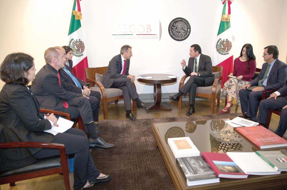 En la reunión Juan Pedro Schaerer, de la Cruz Roja para México, América Central y Cuba [centro izq.] y Miguel Ángel Osorio, secretario de Gobernación [centro der.] (SEGOB)