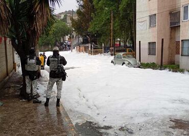 Vecinos de Naucalpan presentan dermatitis e infecciones por espuma tóxica; son reacciones por exposición a aguas contaminadas: DIF