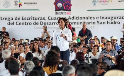 Entrega Rosario Robles escrituras en Michoacán