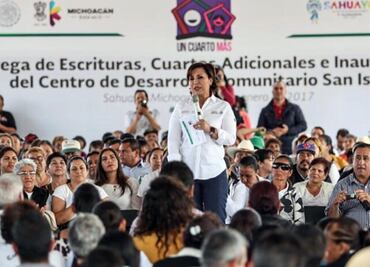 Entrega Rosario Robles escrituras en Michoacán
