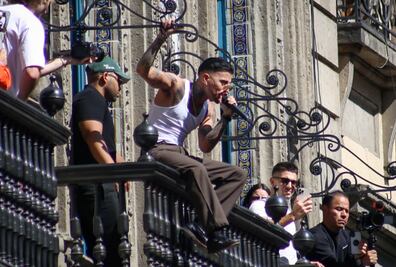 Rauw Alejandro ofrece show improvisado desde Sanborns de los azulejos