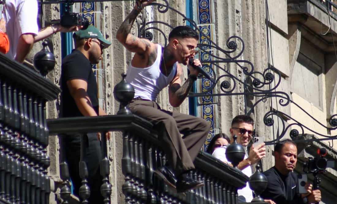 Cientos de personas se dan cita en Madero para recibir al artista Rauw Alejandro.
Foto: Luis Camacho / El Universal