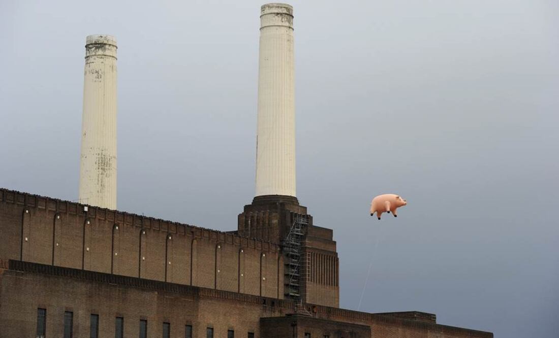 El animal de plástico, de 12 metros de longitud, fue lanzado al aire en 1976 sobre la antigua central eléctrica de Battersea, pero voló sin control y terminó causando problemas a los vuelos que aterrizaban y despegaban. FOTO: Paul Hack/REUTERS.