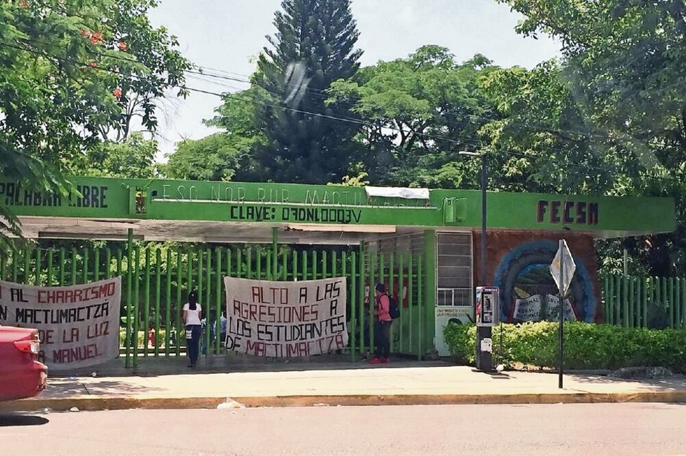 Padres de familia de alumnos de la normal Mactumatzá y la organización Emiliano Zapata acusaron que sí hay malos tratos en la institución (ESPECIAL)