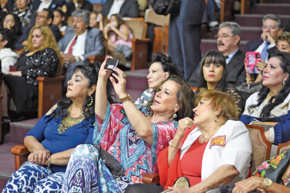 Sylvia Pasquel y Laura Zapata fueron algunas de las actrices que asistieron a la ceremonia en el edificio El Moro, en la Ciudad de México (FOTOS: ALONSO ROMERO. EL UNIVERSAL)