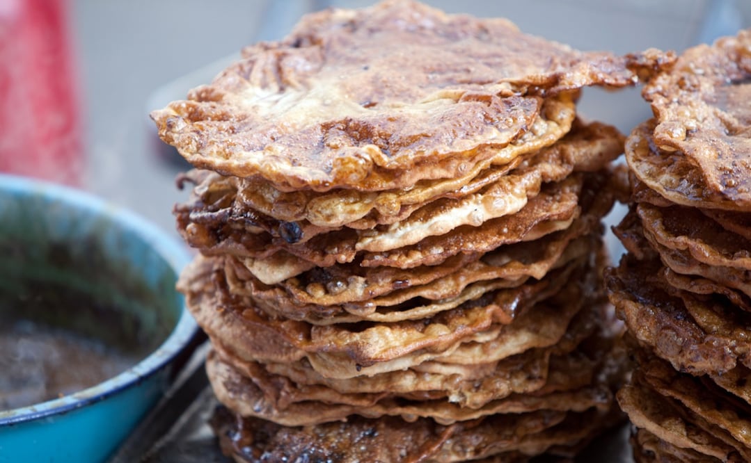 Prepara esta versión moderna de buñuelos si necesitas cocinar rápidamente un postre. Foto: Wikimedia Commons / Tomás Castelazo