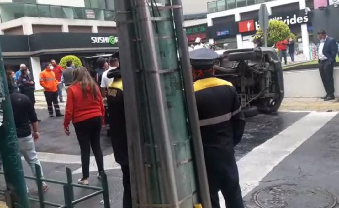 El chofer de 46 años refirió que perdió el control y el vehículo volcó. Foto: tomada del video