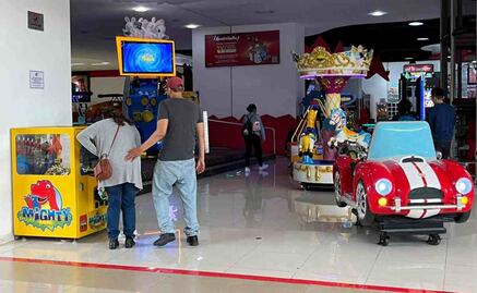 Capitalinos aprovechan día festivo para acudir a plazas comerciales en familia