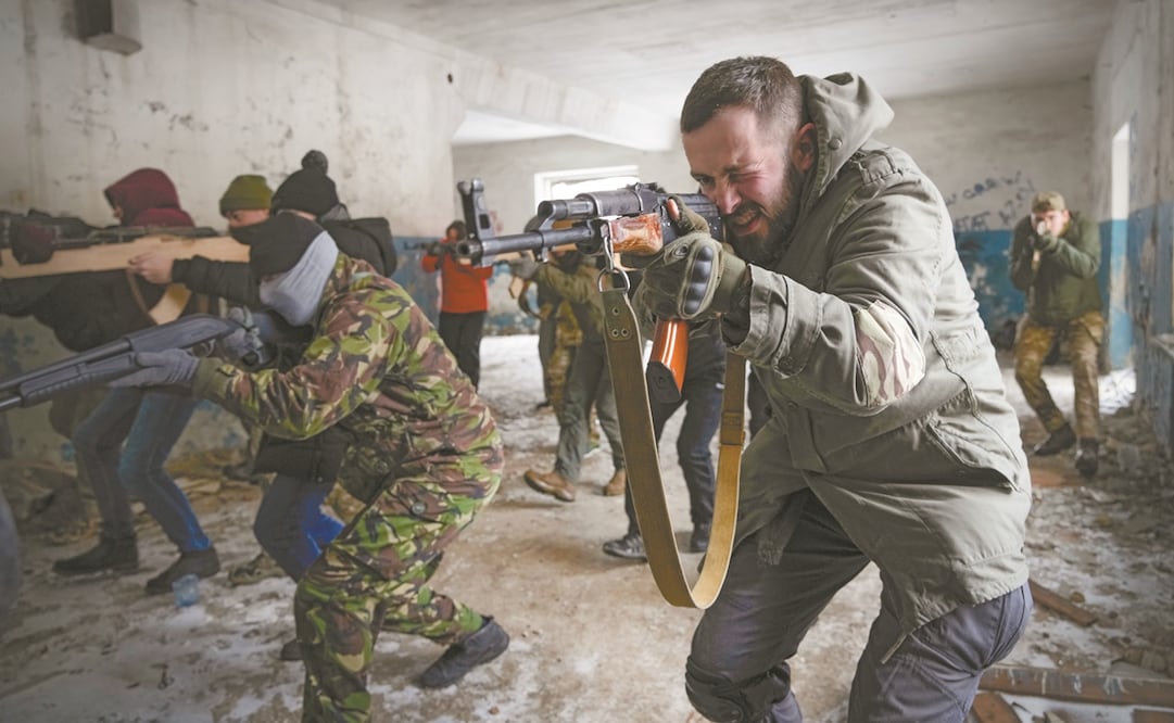Ucranianos entrenan cerca de la capital, Kiev. Foto: Efrem Lukatsky/AP