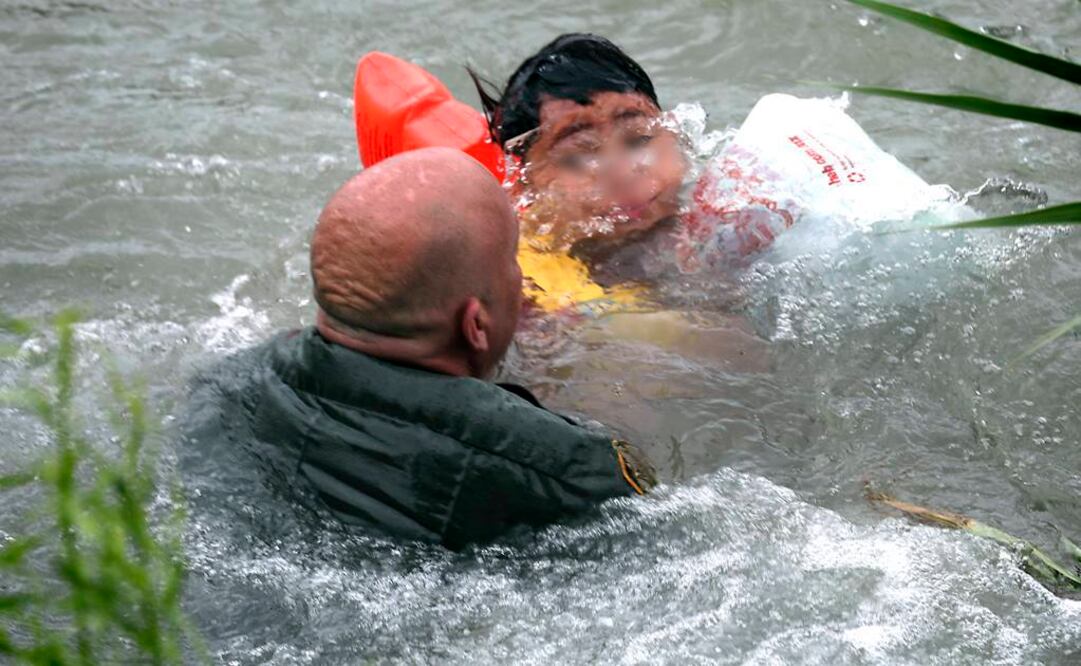 Rescate del menor en el río Bravo (Fotos: AP)