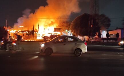 Incendio en restaurante abandonado alerta a habitantes de Ecatepec